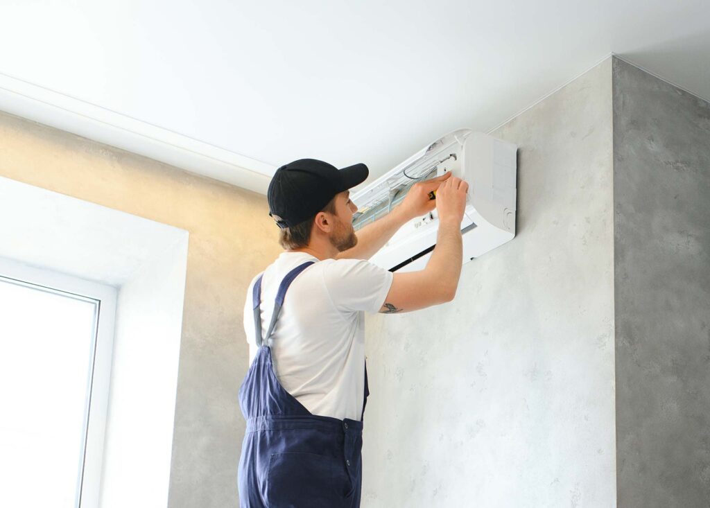 Ilmalämpöpumpun sisäyksikön huollattaminen.