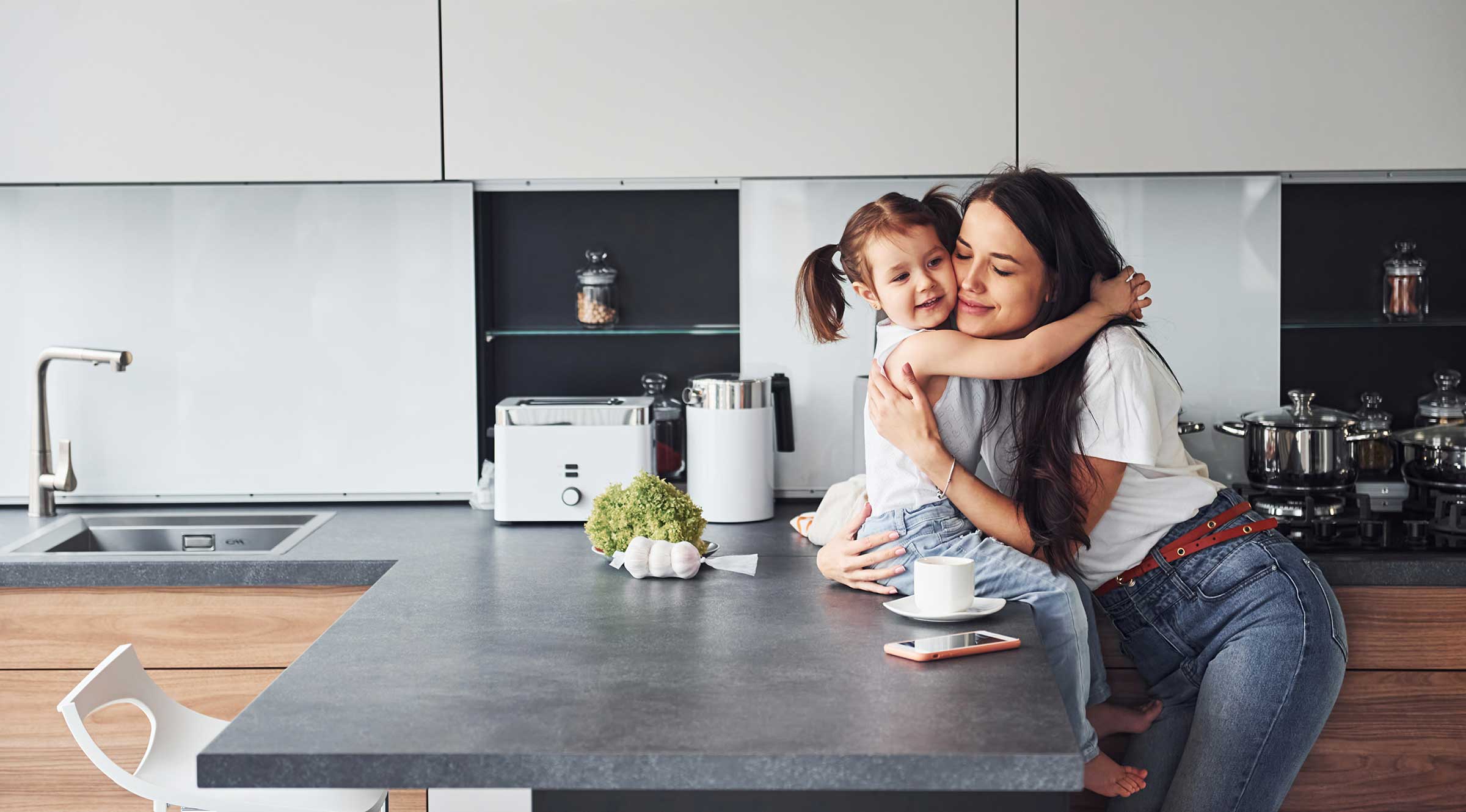 Keittiön lieden ja liesitason, sekä jääkaapin ja pakastimen huollot nopeasti.